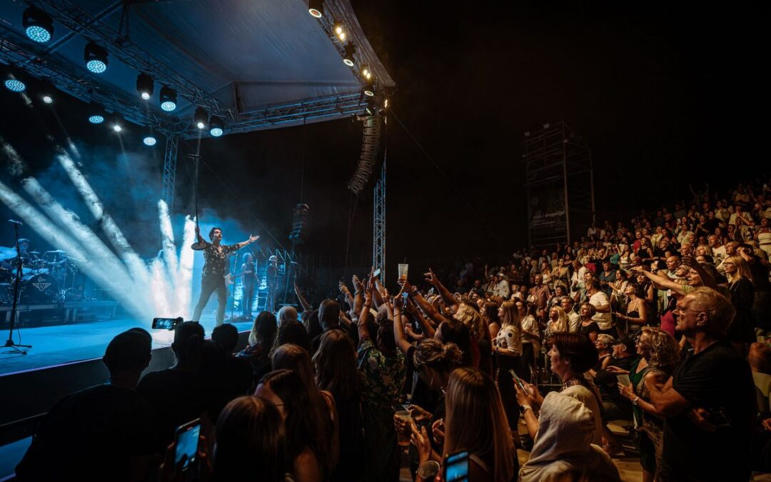 Parni Valjak pred rasprodanim gledalištem na Mihovilu: „Iako Akija nema fizički, on će biti uvijek tu s nama!“