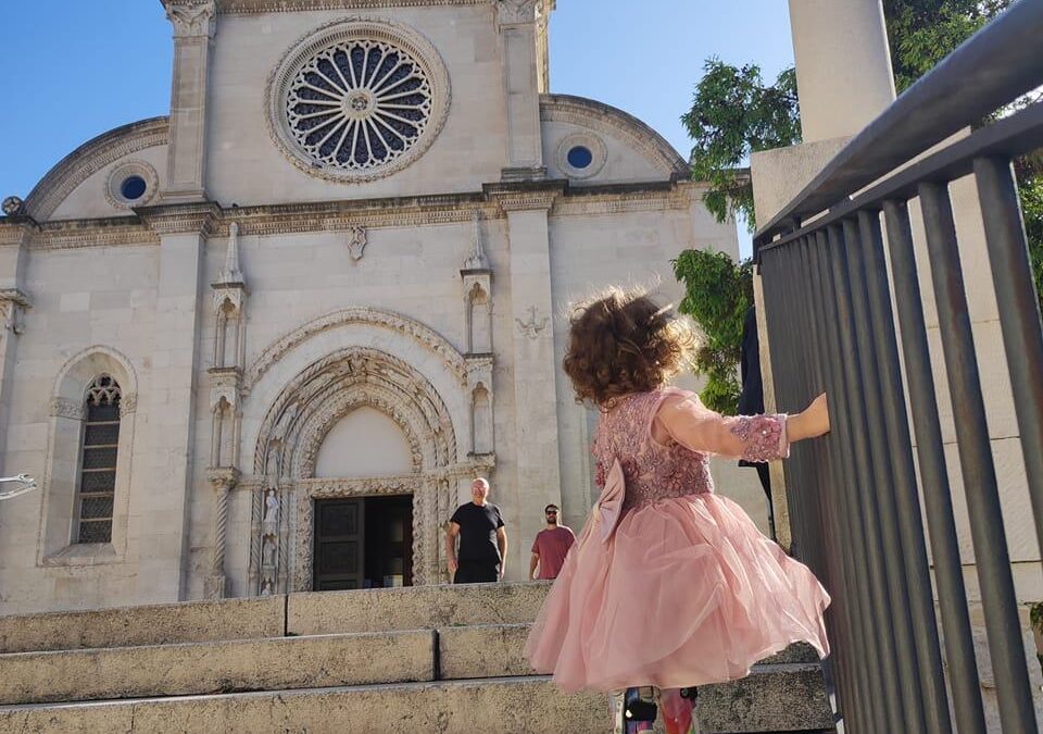 Korak bliže normalnom životu: Malena Šibenčanka Petra treba našu pomoć za operaciju